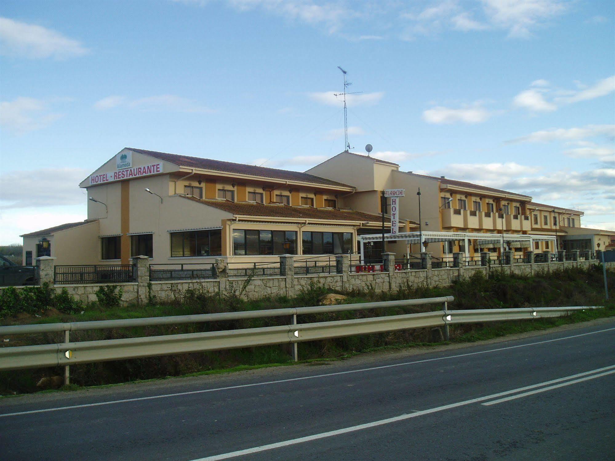 Hotel Alameda Alba De Tormes Zewnętrze zdjęcie